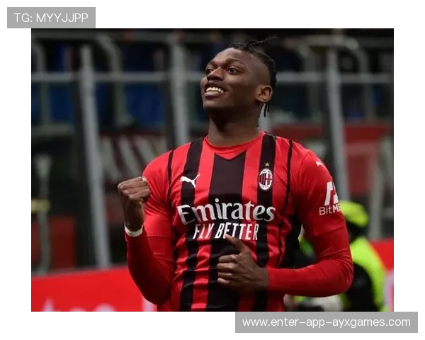 AC米兰门前抢点致胜，莱奥脚后跟妙传转化为进球