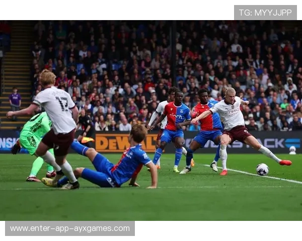 曼城前场集体压迫，哈兰德抢点轻松得分