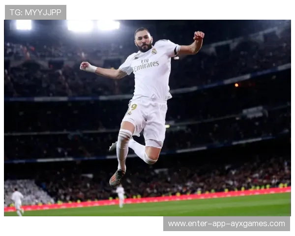 皇马本泽马禁区内冷静破门