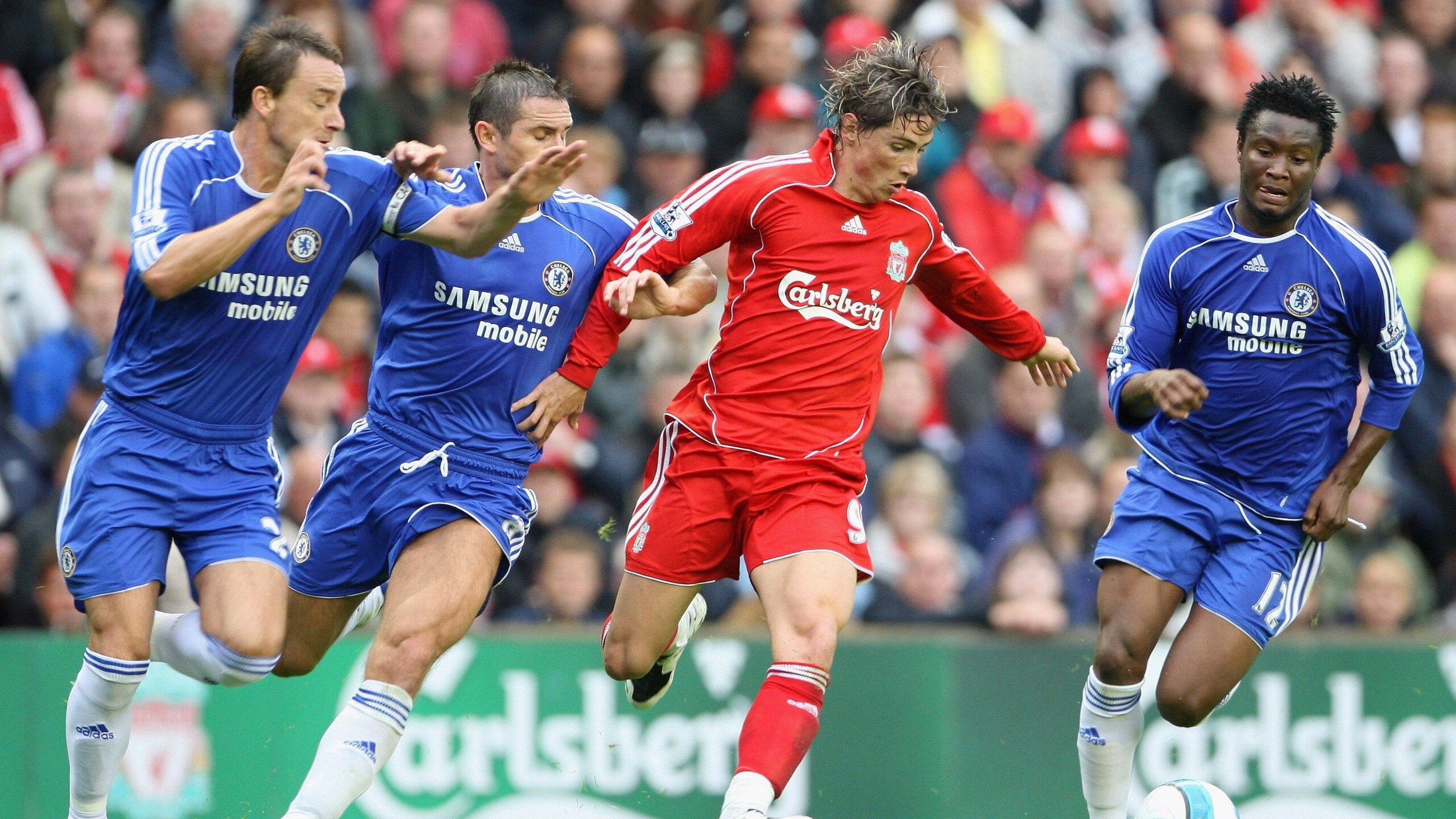 _未来运动时尚大片：科技与潮流的完美融合_，未来科技风格时装画